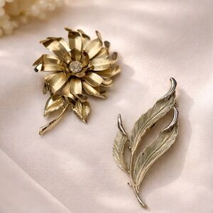 Vintage Unsigned Gold Tone Flower & Feather Brooch Lot - Ex Condition (2-pc)
